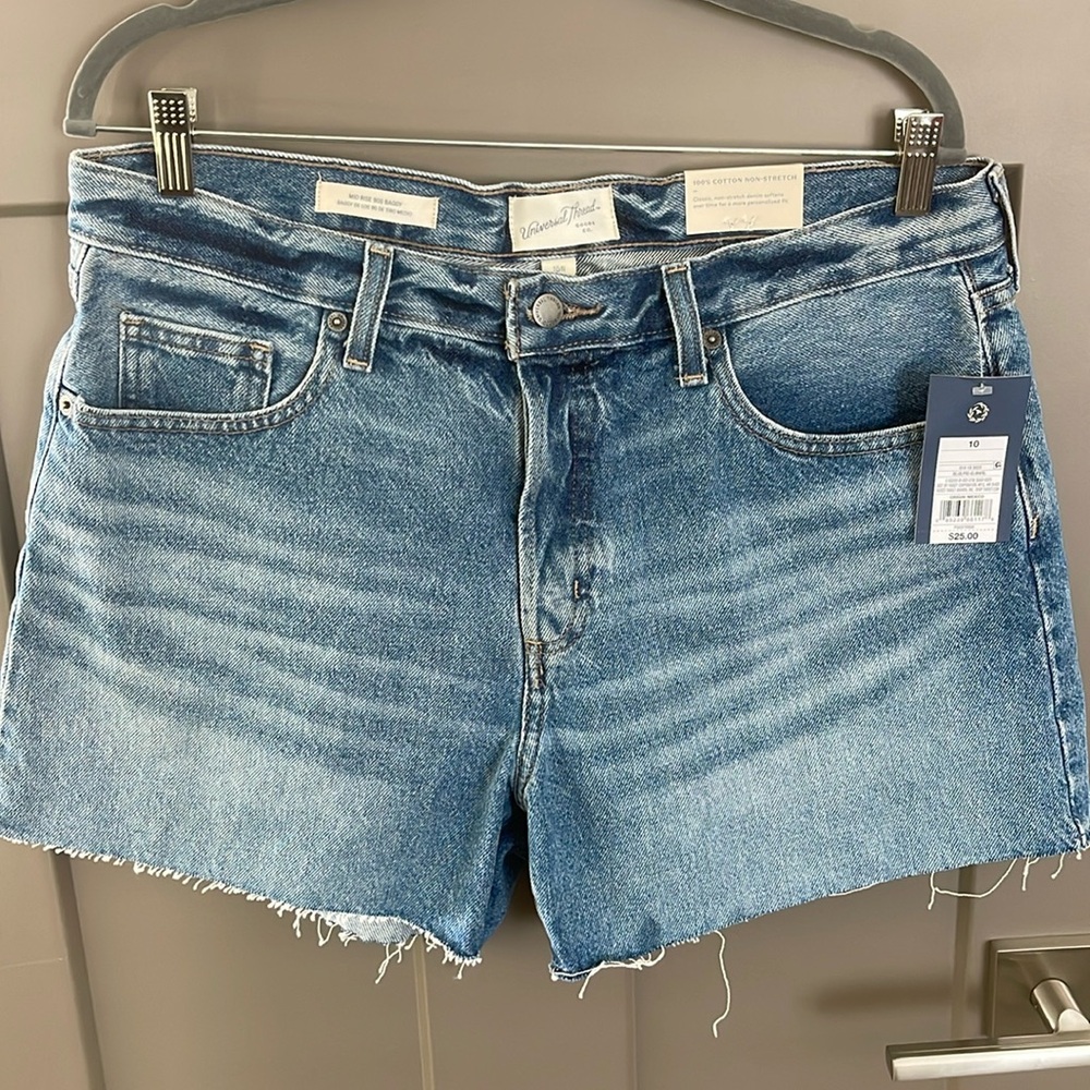 Universal Thread, Mid- Rise, 90’s Baggy Shorts. Size 10 4” inseam